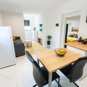 Golden Oasis Free Private Parking Apartman